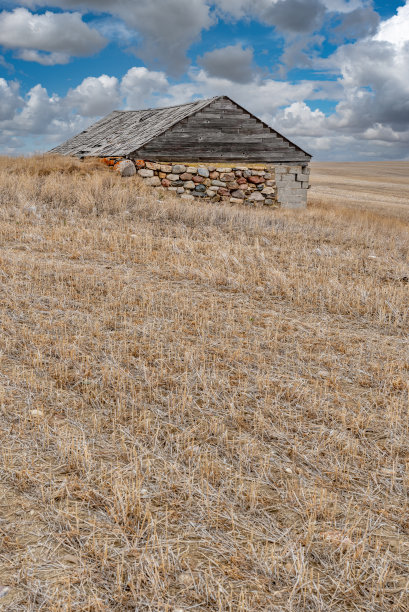 萨斯喀彻温省(Saskatchewan)的一个历史悠久的防空洞被改造成一个谷仓图片下载