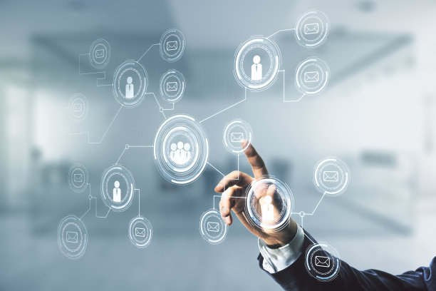 双曝光男人的手按在抽象的虚拟社交网络图标上模糊的办公室背景。营销推广理念图片下载