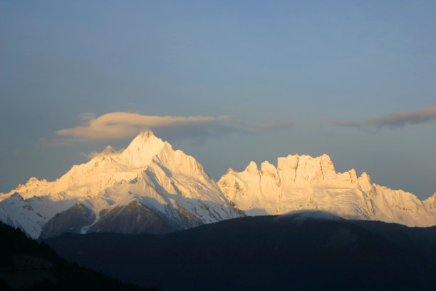 在美丽雪山绵子峰的日出时刻图片下载