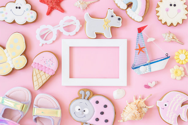 明亮的创意布局由白色框架和ute夏天的符号在粉红色的背景。复制空间，俯视图，平面布局。夏天创意概念图片下载