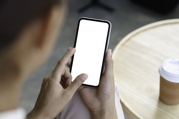 特写一个女人拿着并触摸智能手机的空白屏幕图片下载