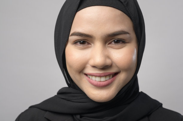 美丽的商业女性与希贾布肖像在白色背景图片下载