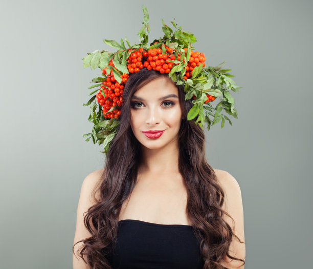 快乐微笑的女人深色卷发，干净的皮肤和化妆图片下载