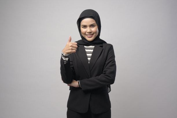 美丽的商业女性与希贾布肖像在白色背景图片下载