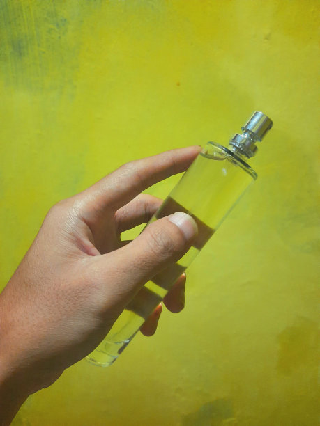 一个人手持香水瓶图片下载