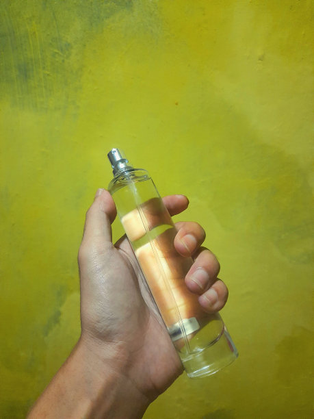 一个人手持香水瓶图片下载