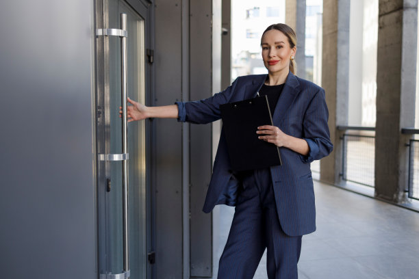 优雅的女商人用写字板打开办公室的门图片下载