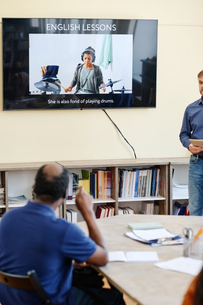 学生在屏幕上观看演讲图片下载
