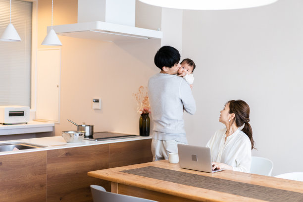 休产假的爸爸和工作的妈妈图片下载