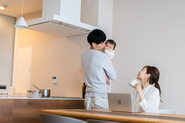 休产假的爸爸和工作的妈妈图片下载