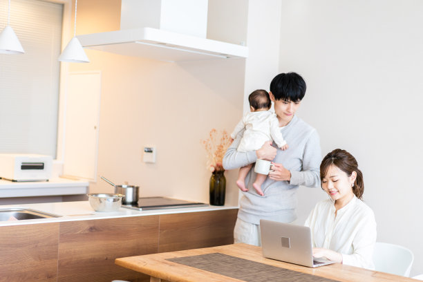 休产假的爸爸和工作的妈妈图片下载