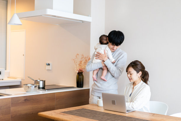 休产假的爸爸和工作的妈妈图片下载