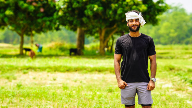 年轻的农民和他的土地在村里图片下载