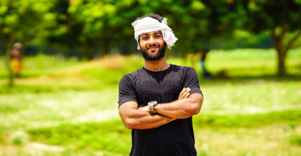 印度年轻的农民男孩和他的土地在村里图片下载