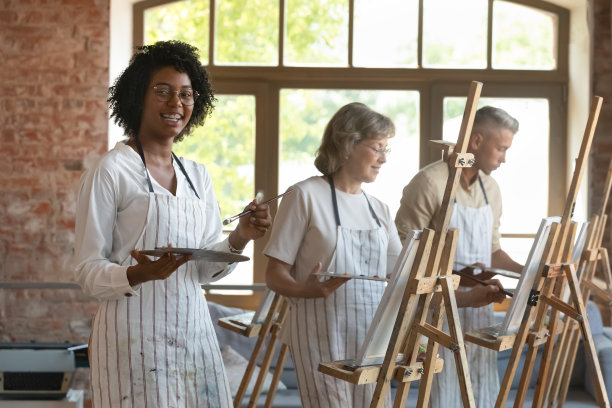 快乐的书呆子艺术学校年轻的非洲学生在工作室画画图片下载