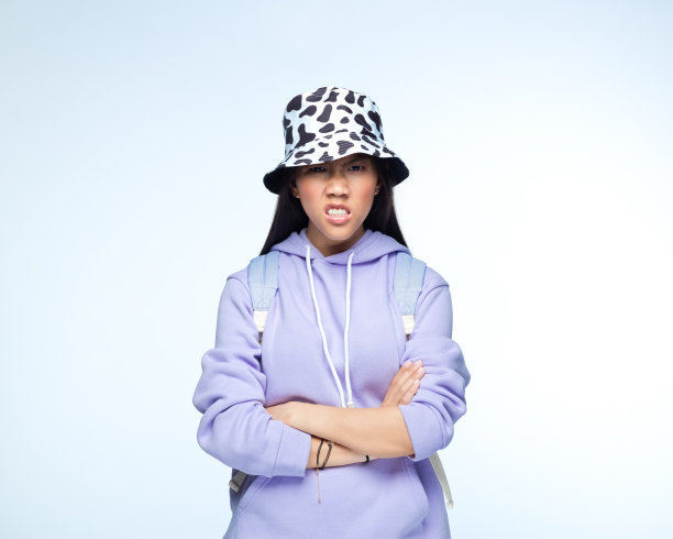 穿着淡紫色卫衣的愤怒的年轻女人图片下载