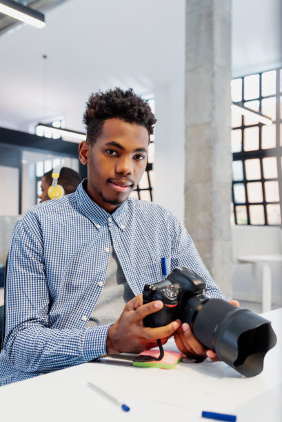 年轻黑人的肖像图片下载