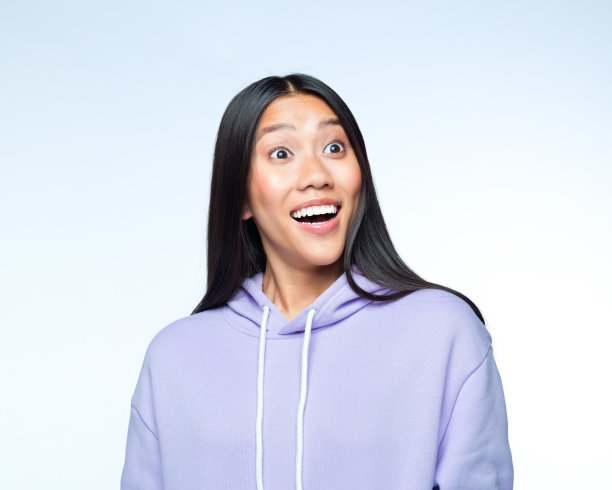 穿着淡紫色卫衣的惊讶的年轻女子图片下载