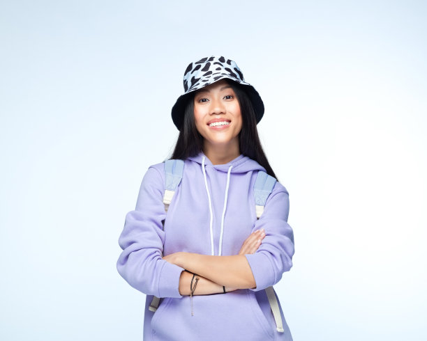 穿着淡紫色卫衣微笑的年轻女子图片下载