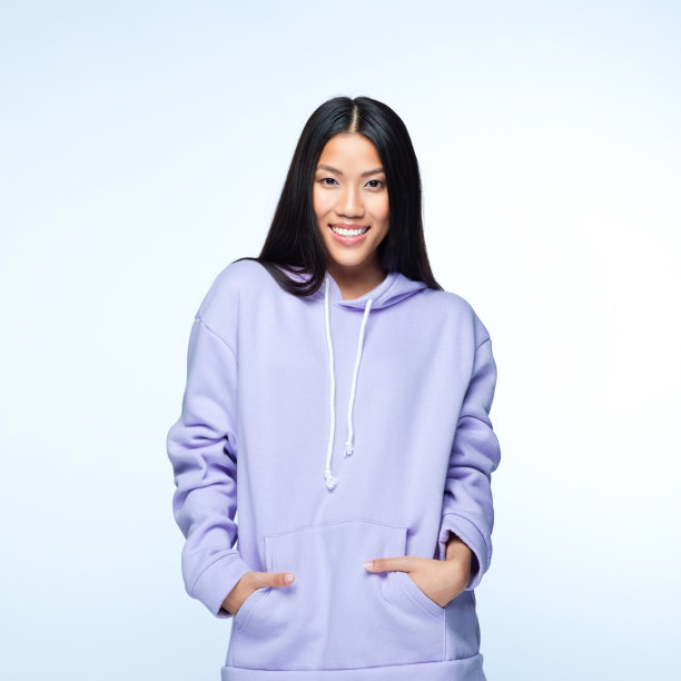 穿着淡紫色卫衣的年轻女子图片下载