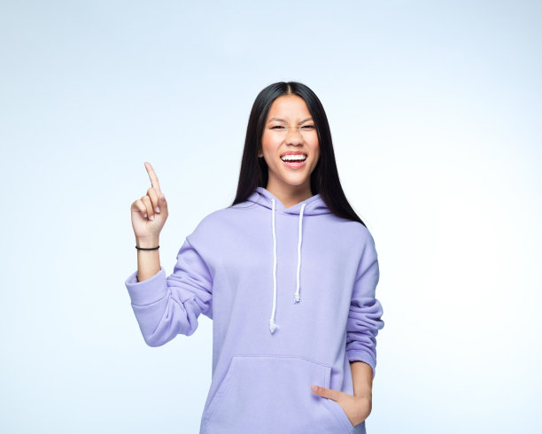 穿着淡紫色卫衣的年轻女子图片下载