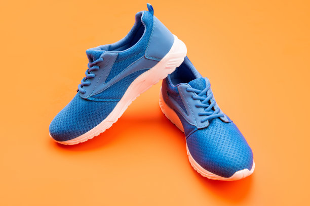 一双训练鞋，橙色背景，运动图片下载
