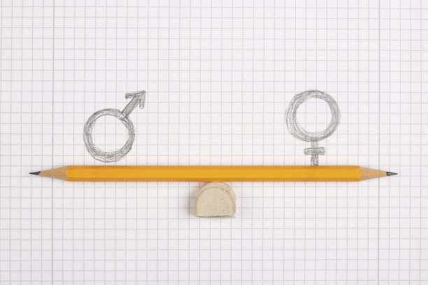 用铅笔制成的跷跷板上有男性和女性的性别符号图片下载