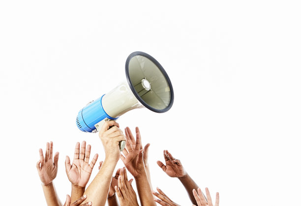 一只手高举着扩音器，很多人都伸手去拿，竞相让别人听到他们的声音图片下载