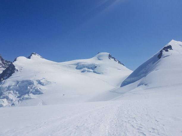 从低角度看瑞士阿尔卑斯山的冰川图片下载
