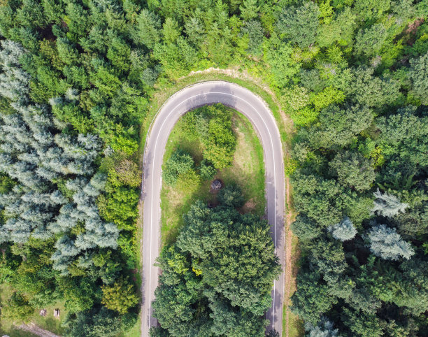 山间蜿蜒道路的鸟瞰图图片下载