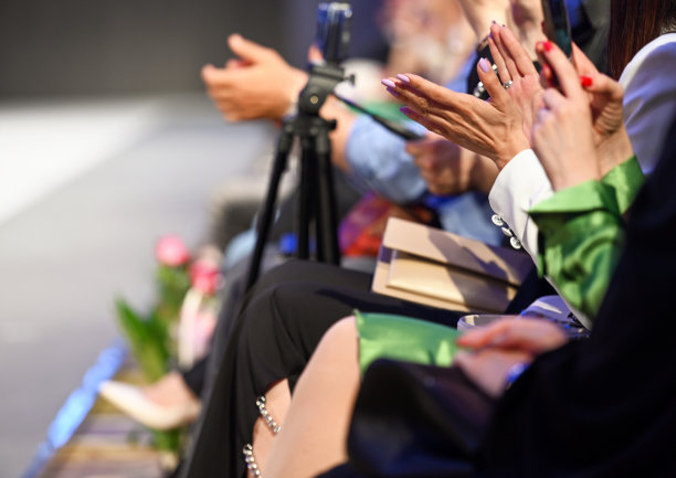 第一排观众在时装秀上鼓掌图片下载