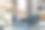迷人愉快的成熟女性坐在沙发上，展示图表。图片下载