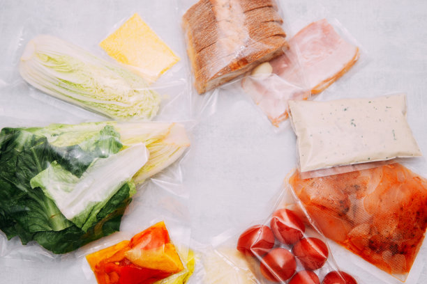 沙拉套餐:鸡肉、生菜、西红柿、北京卷心菜、奶酪、培根、面包、橄榄油酱和香料。白底送餐套装。我在家做饭。图片下载