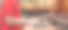 休闲商人使用智能手机和笔记本电脑，自由职业者打字笔记本电脑的键盘在咖啡馆或现代办公室。技术、数字在线和网络概念图片下载
