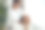 在水疗中心，美容师躺在担架上给美女做放松按摩。图片下载
