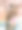 小男孩抱在妈妈的手上。在春天盛开的花园里，女人和孩子在外面玩耍。两个人的家庭肖像。春天风景背景。图片下载