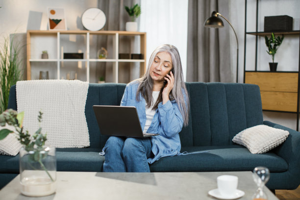 穿着休闲服装，使用现代工具工作的白人养老金领取者。图片下载