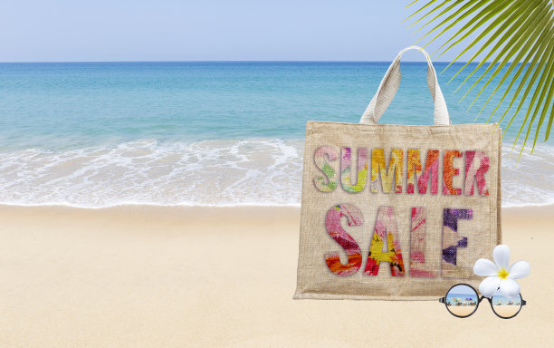 夏天出售黄麻包在美丽的沙滩上图片下载