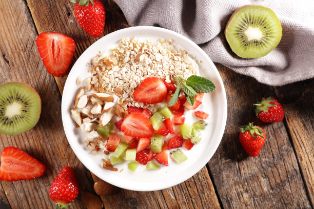 一碗燕麦，酸奶，水果和杏仁图片下载