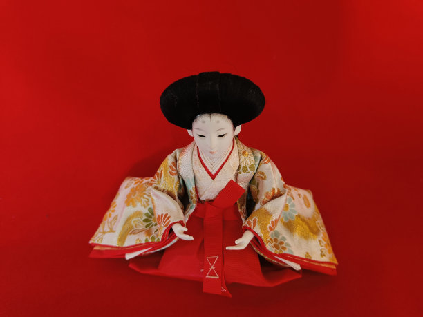 一个红色背景的漂亮的日本娃娃图片下载