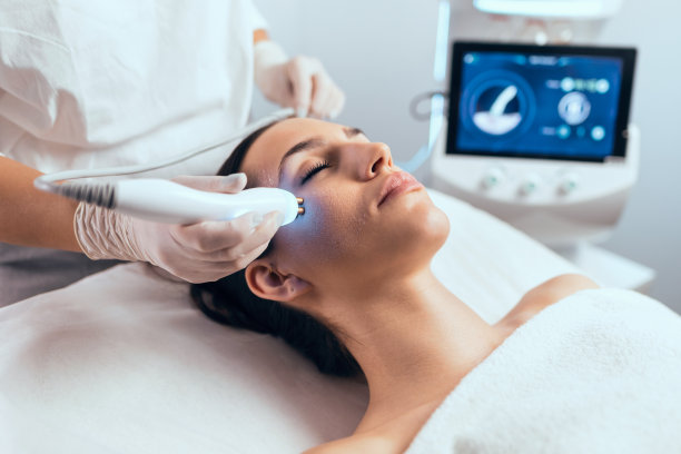 美容师在水疗中心为美女进行超声波清洁和嫩肤。图片下载