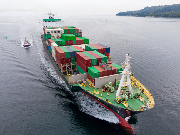 集装箱货轮鸟瞰图：航运和运输概念背景图片下载