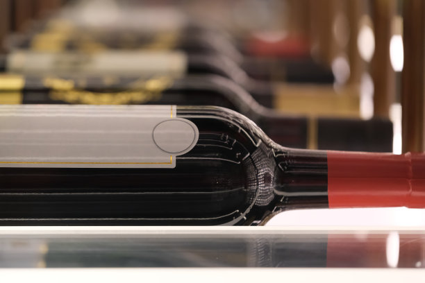 几瓶红酒躺在架子上图片下载