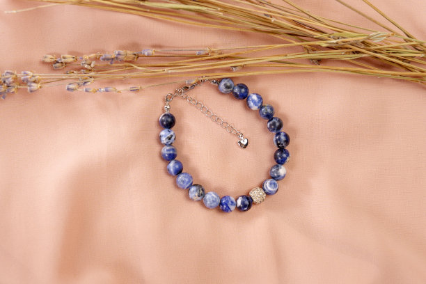 由索达利特制成的手镯，一种带有圆形石头的水晶手镯。手工制作的石首饰图片下载