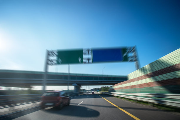 在有吸音护栏的双车道高速公路上行驶图片下载