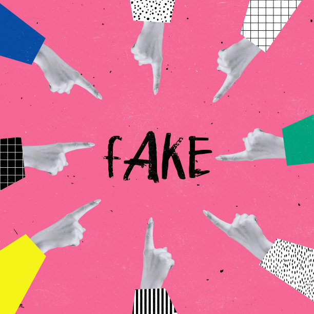 当代艺术拼贴。许多人指出，假新闻字母孤立在粉红色背景上图片下载