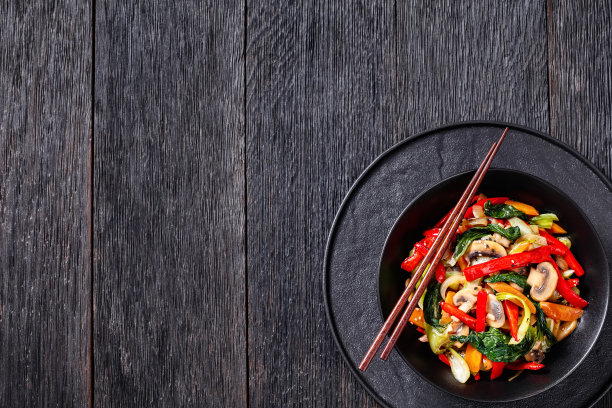 黑碗炒菜，俯视图图片下载