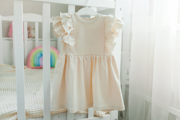 白色婴儿短袖紧身衣在斯堪的纳维亚内部与极简装饰，模型。图片下载