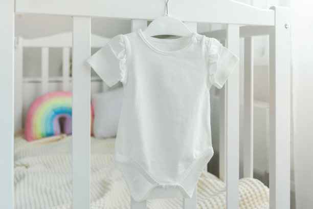 白色婴儿短袖紧身衣在斯堪的纳维亚内部与极简装饰，模型。图片下载