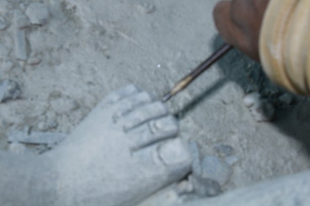 工匠手雕刻石头的特写，手握凿子，手动锤击。图片下载